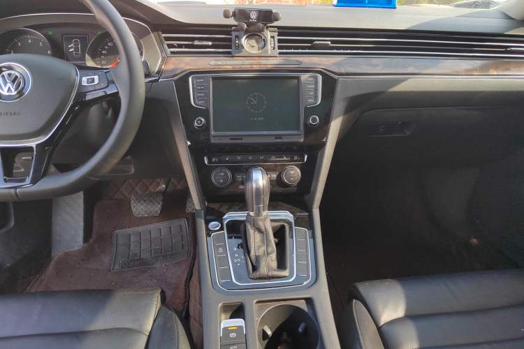 Used Volkswagen Magotan 2018 Facelift 330TSI DSG Luxury Model Audio And AC Panel