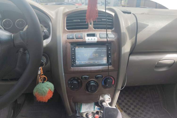 Used Huatai Santa Fe Classic 2012 2.0L Gasoline Manual Two-Wheel Drive with Sunroof
