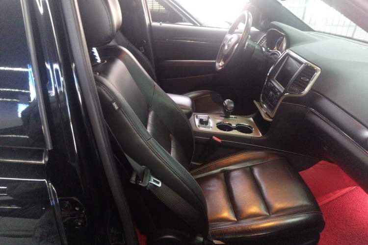 Used Jeep Grand Cherokee 2015 3.0L Comfort Navigation Edition Right Front Seat