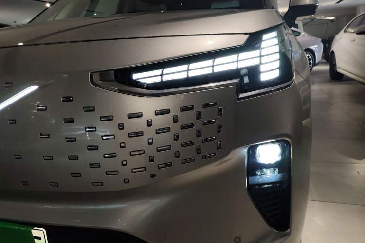 Used Volvo EM90 2025 Ultra Six-Seater