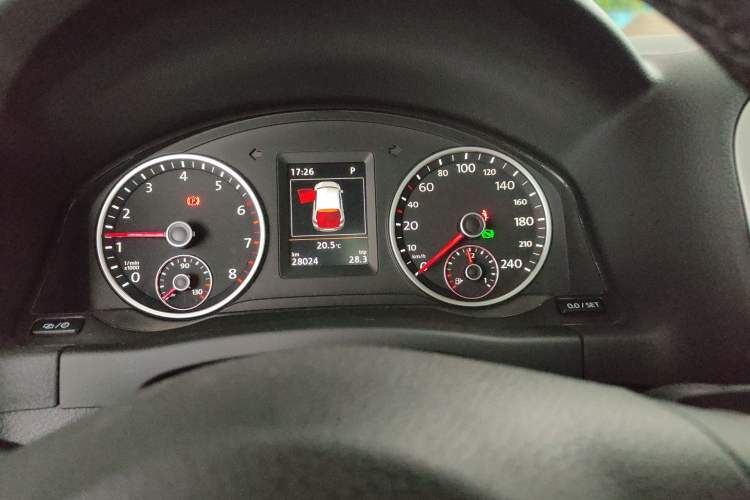 Used Volkswagen Tiguan 2015 1.8TSI Automatic All-Wheel-Drive Luxury Model Odometer Close Up