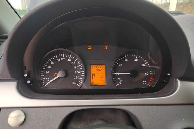 Used Mercedes-Benz Vito 2011 2.5L 7-seater executive version Instrument Cluster