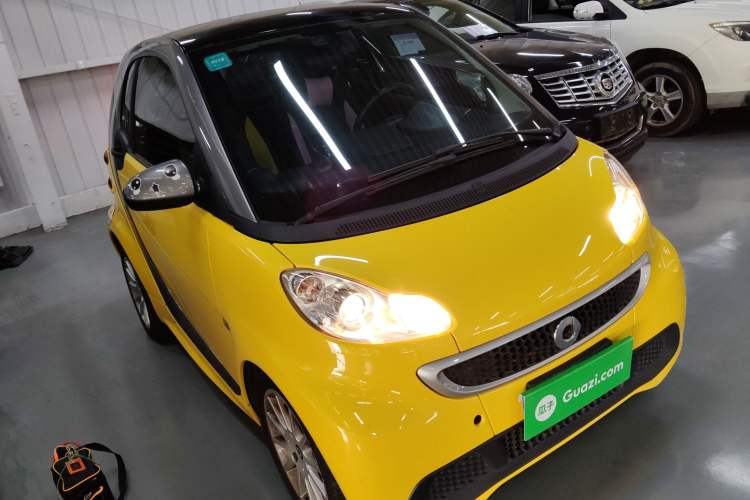 Used smart fortwo 2012 1.0 MHD Hardtop Comfort Edition Front Right 45 Deg