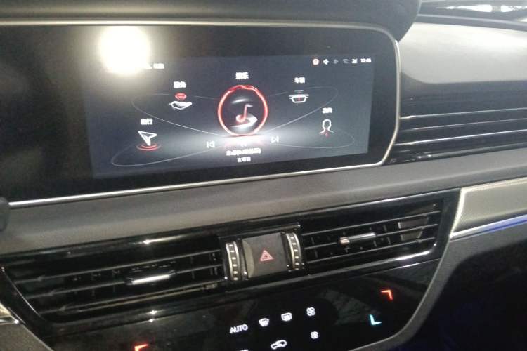 Used Hongqi HS5 2022 Revised Version 2.0T Smart Connect Flagship Edition Audio And AC Panel
