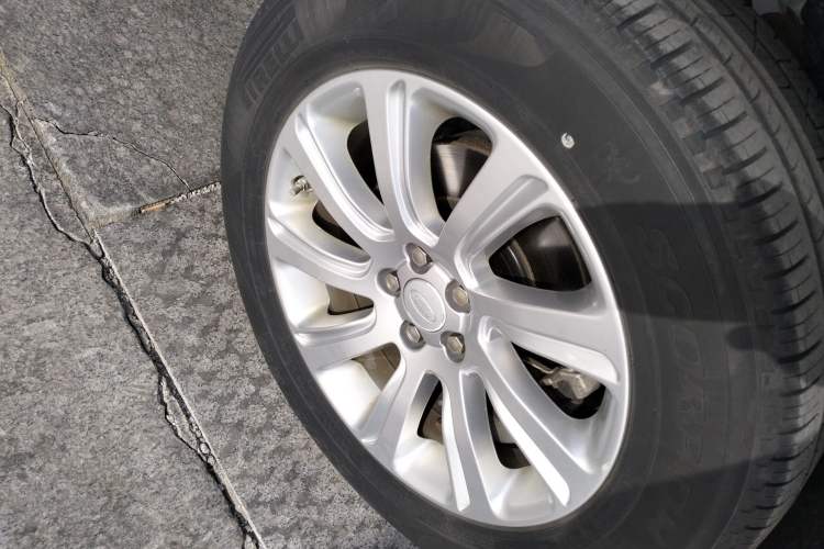 Used Land Rover Discovery Sport 2019 240 PS SE Version China VI Standard Right Front Wheel Hub