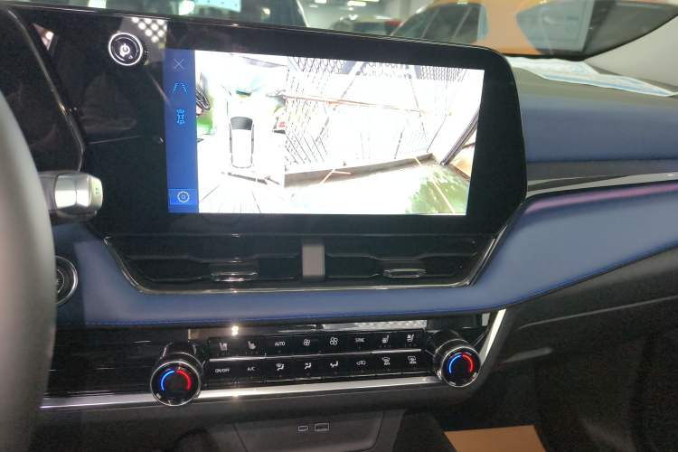 Used Chevrolet Equinox Plus 2024 102km RS Ultimate Edition Audio And AC Panel