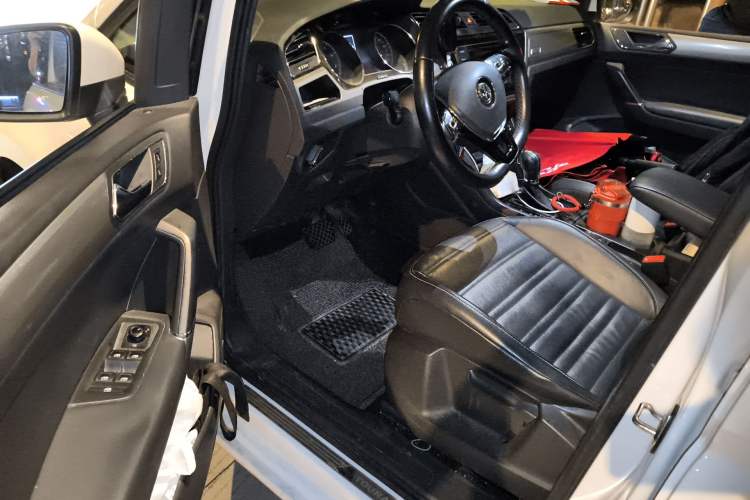 Used Volkswagen Touran 2016 Volkswagen Touran L 280TSI DSG Comfort Edition Driver Seat