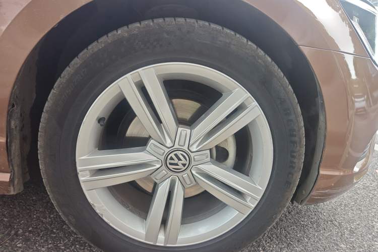 Used Volkswagen Lamando 2017 280TSI DSG Comfort Edition Right Front Wheel Hub