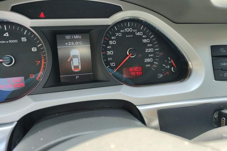 Used Audi A6L 2011 2.0 TFSI Automatic Standard Edition Odometer Close Up