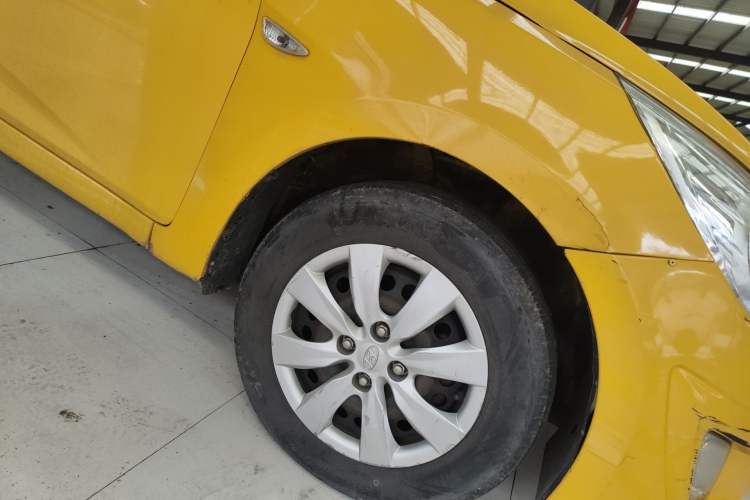 Used Hyundai Verna (older generation) 2013 Sedan 1.4L Automatic Standard GL Model Right Front Wheel Hub