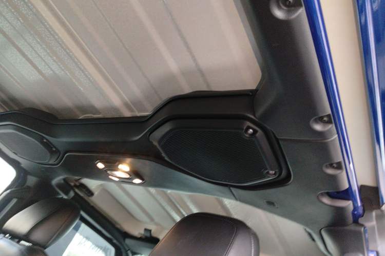 Used Jeep Wrangler 2019 2.0T Sahara Four-Door Brilliant Top Version China VI Emission Standard