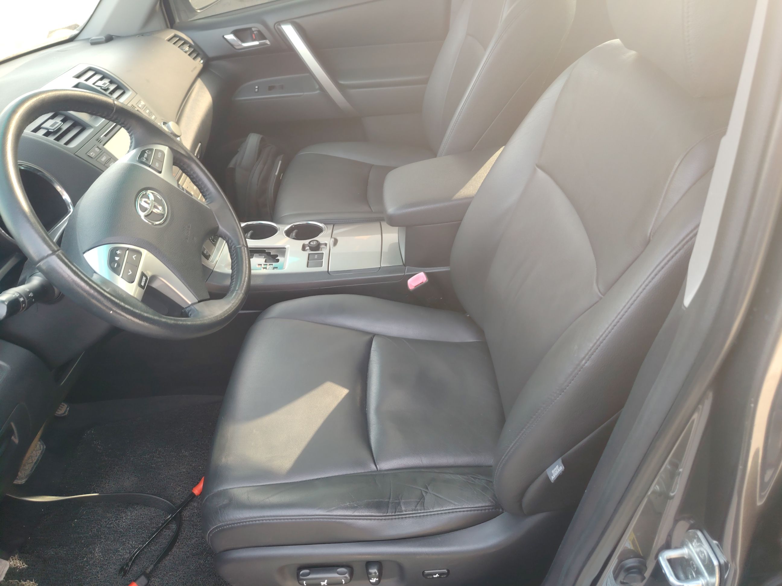 المقاعد الأمامية داخل السيارة