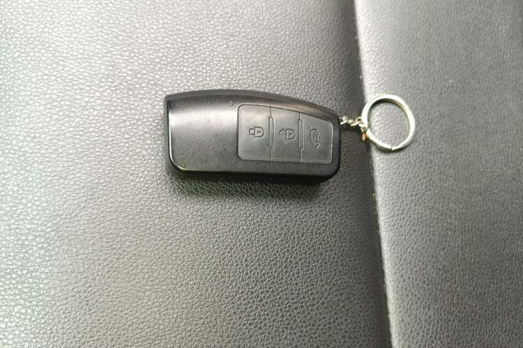 Used JMC Yusheng S350 2013 2.4T Automatic 2WD Diesel Ultra-Luxury 5-Seater
