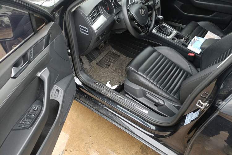 Used Volkswagen Magotan 2017 280TSI DSG Comfort Model
