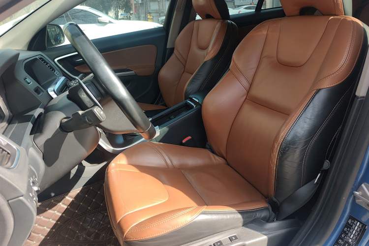 Used Volvo V60 2014 Restyled T5 Zhiya Edition
