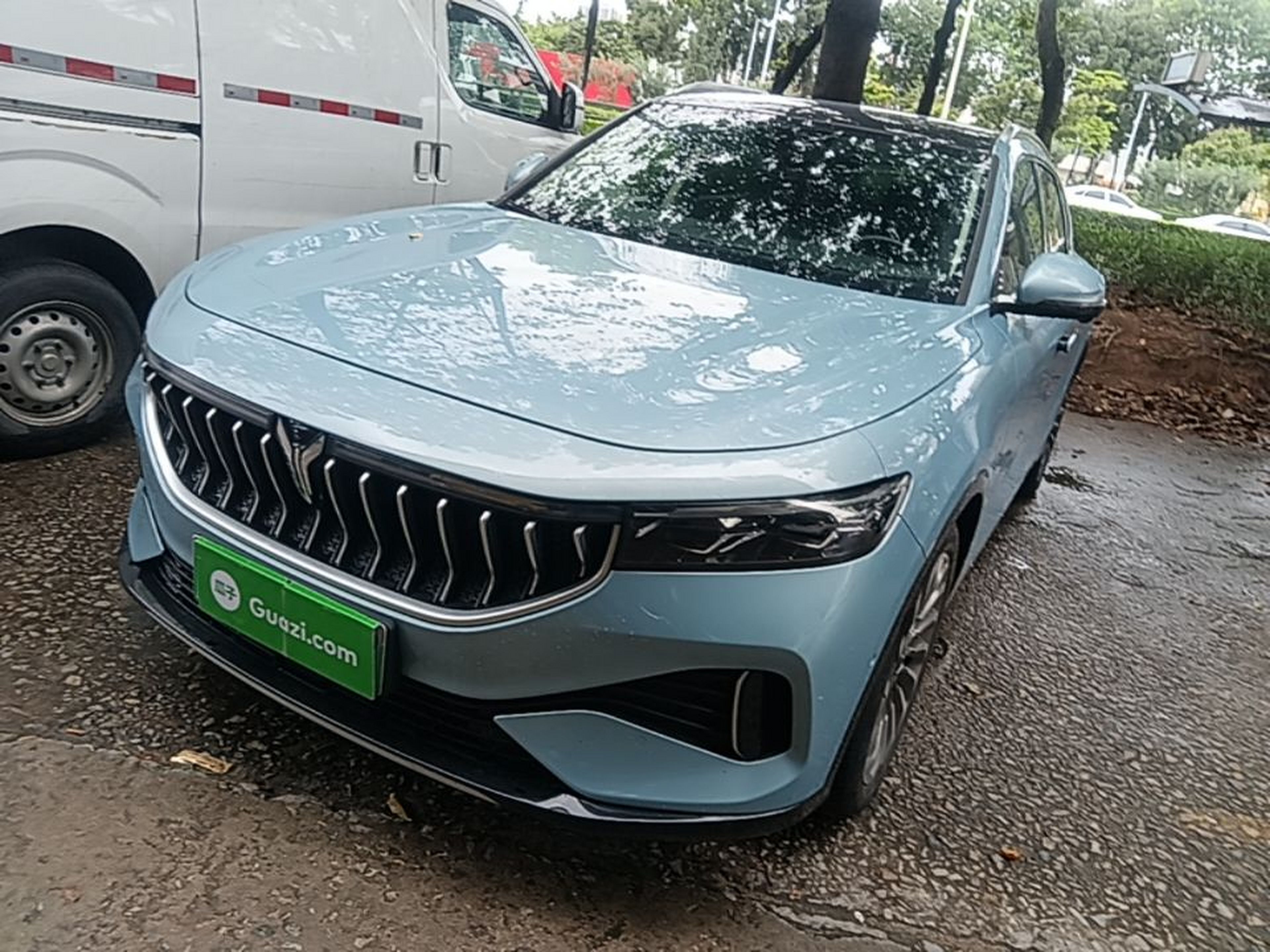 Под передней частью автомобиля