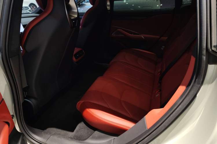 Used Xiaomi Auto SU7 2024 Four-Wheel Drive Ultra-Long Range Advanced Intelligent Driving Max Edition Left Rear Seat