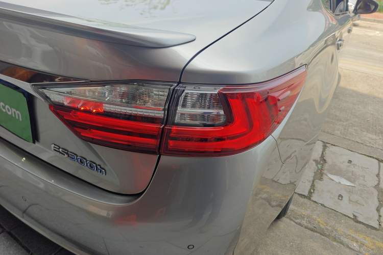 Used Lexus ES 2015 300h Comfort Edition
