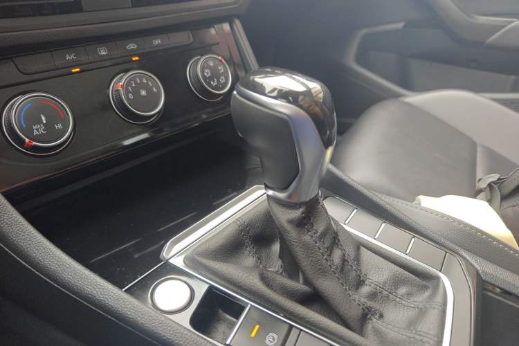 Used Volkswagen Sagitar 2021 200TSI DSG Excellence Edition Gear Lever