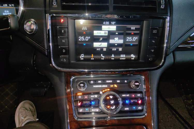 Used Lincoln Continental 2017 3.0T Four-Wheel Drive Prestige Edition Audio And AC Panel