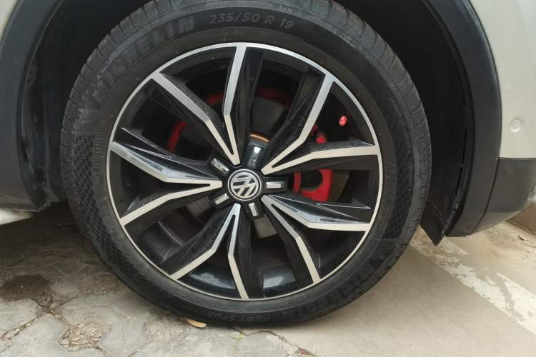 Used Volkswagen Tiguan L 2019 330TSI Automatic Two-Wheel Drive Smart Luxury Version China VI Standard Right Front Wheel Hub