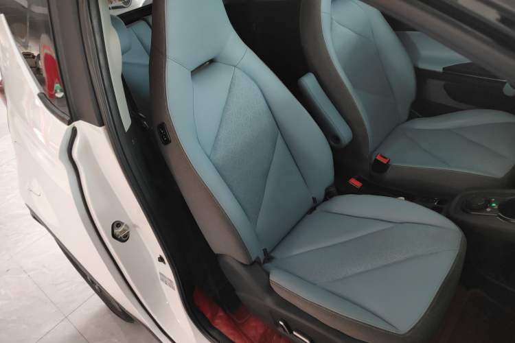 Used Chery QQ Little Ant 2022 Revised Version Sweet Pink Edition Half-Sugar Version Lithium Iron Phosphate 30.7 kWh 30 kW 301 km