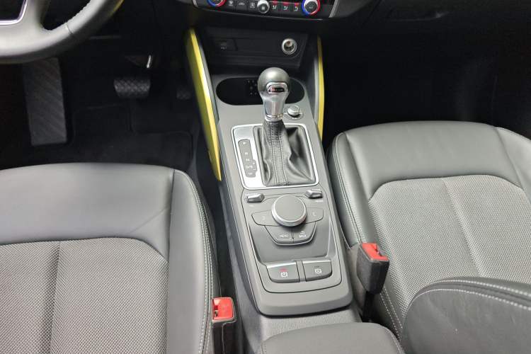 Used Audi Q2L 2018 35 TFSI Fashion Dynamic Version China V Emission Standard Gear Lever
