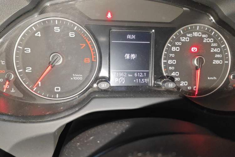 Used Audi Q5 2017 40 TFSI Ambition Edition Odometer Close Up