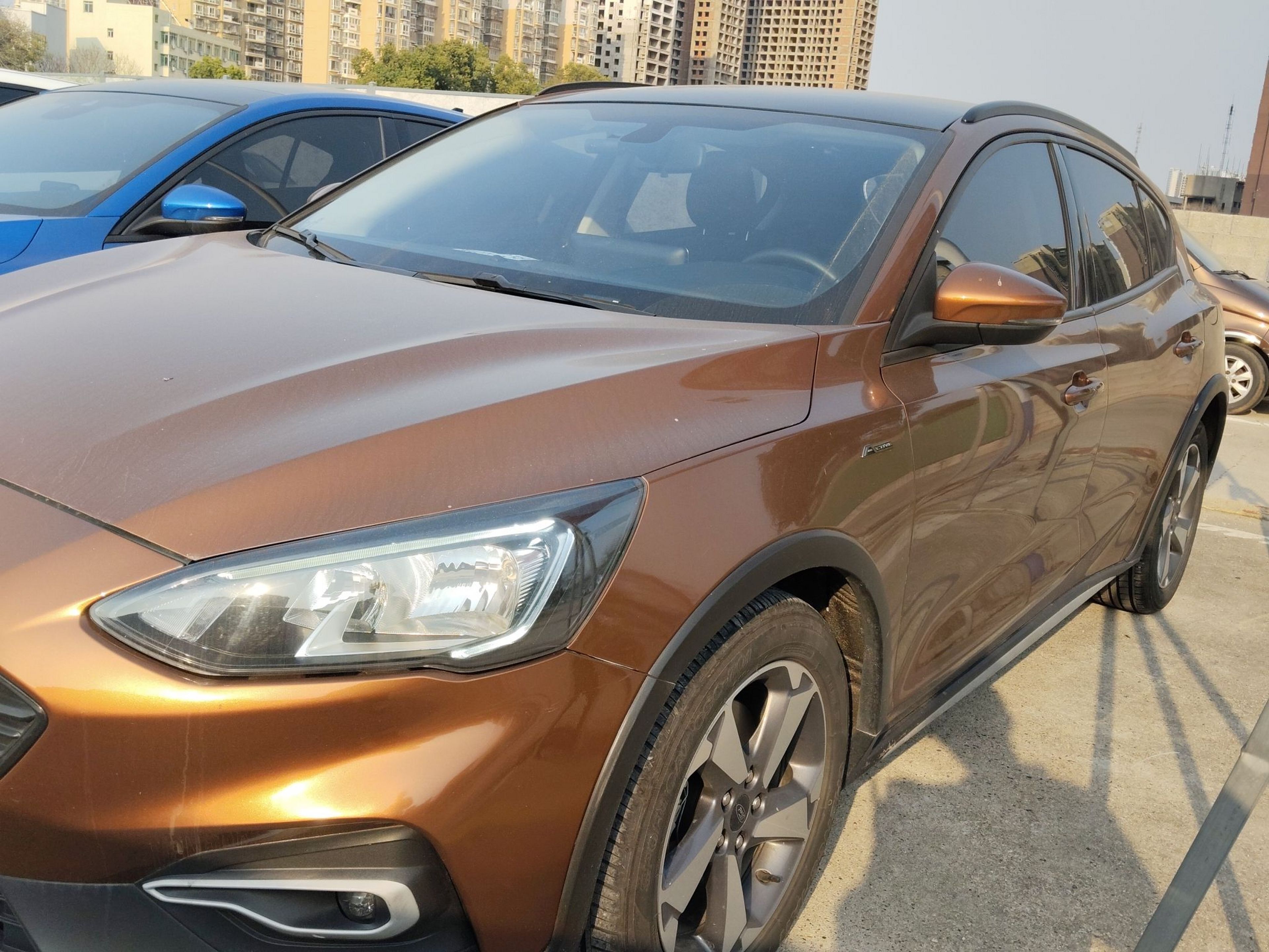 تحت مقدمة السيارة