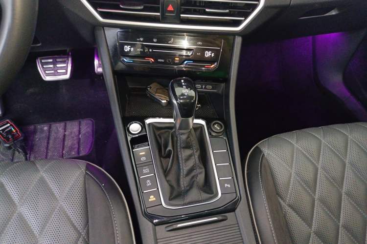 Used Volkswagen Sagitar 2023 300TSI DSG Excellence Edition Gear Lever