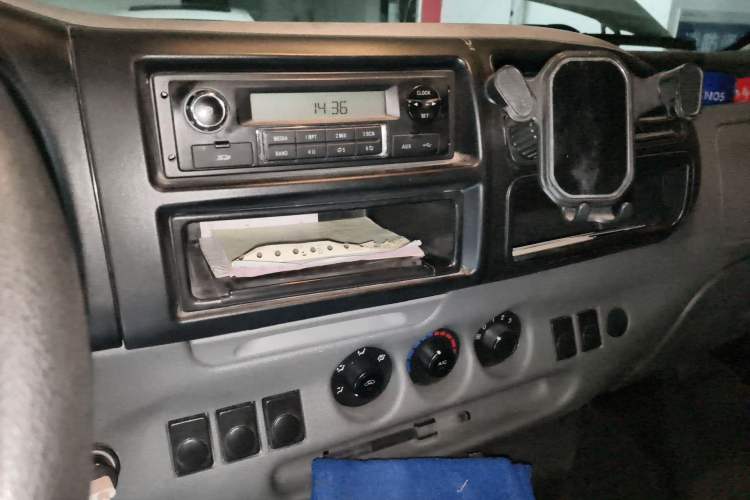 Used JMC Transit 2017 2.8T Commercial Version Short Wheelbase Low-Roof 6/7/8-Seater JX493 Audio And AC Panel