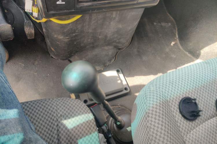 Used Iveco Daily 2020 2.5T A35 Passenger Van Single-Tire Mid-Roof Design 5-9 Seater with Sliding Side Door Meeting China VI Emission Standards
