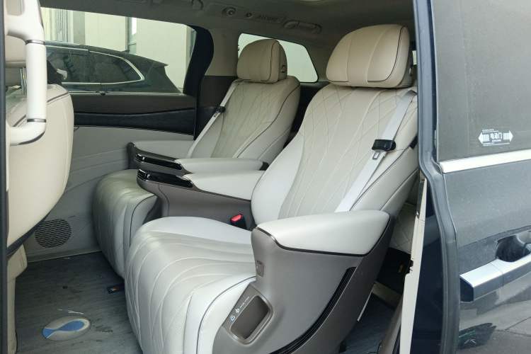 Used Denza D9 2022 DM-i 1040 Prestige Model
