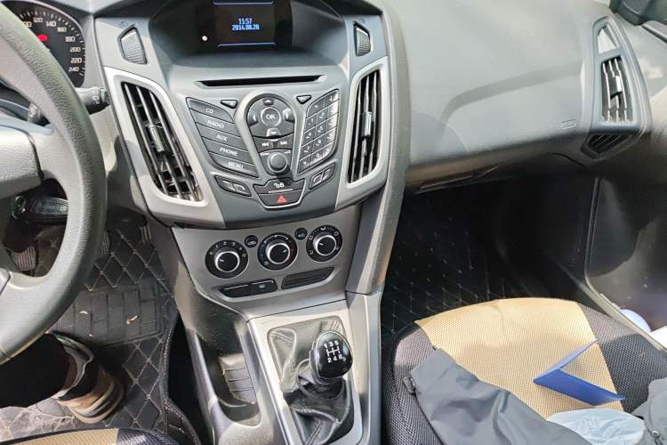 Used Ford Focus 2012 Hatchback 1.6L Manual Comfort Model Audio And AC Panel