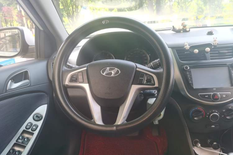 Used Hyundai Verna (older generation) 2011 Hatchback 1.4L Automatic Fashion GT Steering Wheel