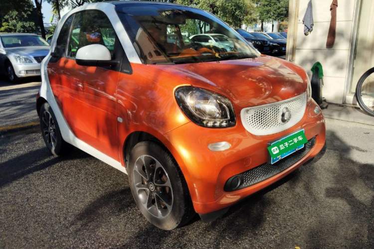 Used smart fortwo 2015 1.0L 52 kW Hardtop Passion Edition Front Right 45 Deg