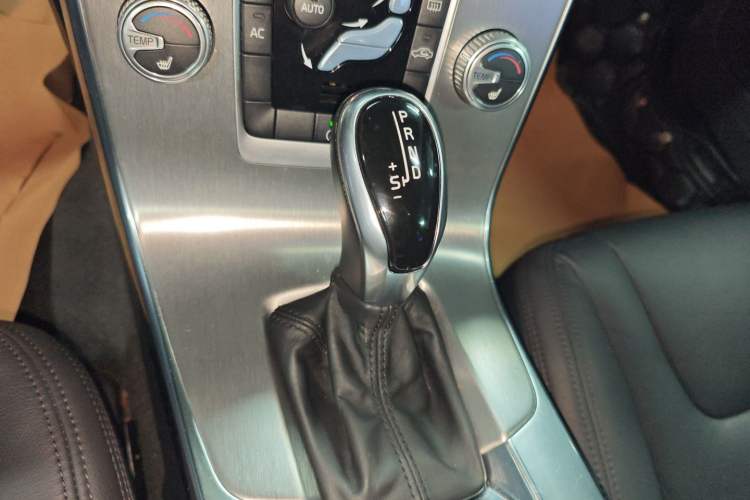 Used Volvo S60 2014 S60L 2.0T Zhiyuan Edition
