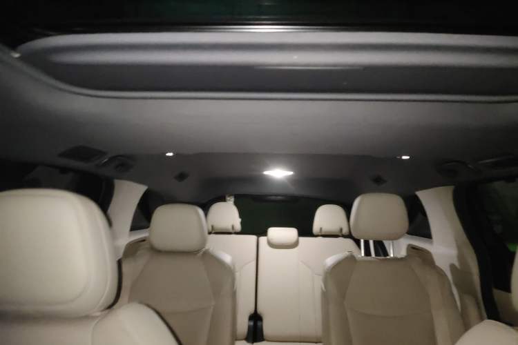 Used Toyota SIENNA 2021 2.5L Hybrid Luxury Edition Headliner