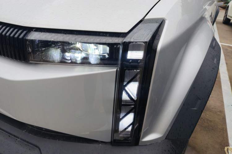 Used iCAR 03 2024 401km Two-Wheel Drive Standard Advanced Version Left Front Headlight