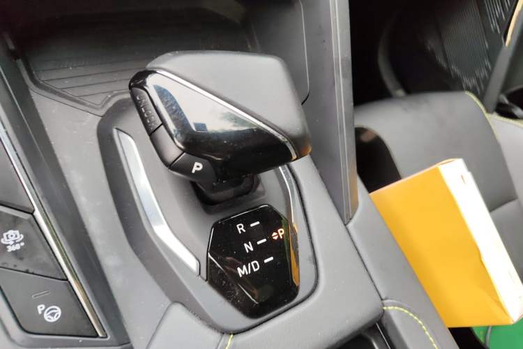 Used Lynk & Co 06 2023 Remix 1.5T Dynamic Halo Gear Lever