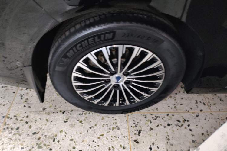 Used Denza D9 2022 DM-i 970 Four-Wheel Drive Flagship Model Right Rear Wheel Hub