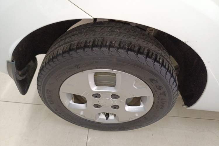 Used Roewe Clever 2021 302 km New Four-Seater Super-Efficient Version Right Rear Wheel Hub
