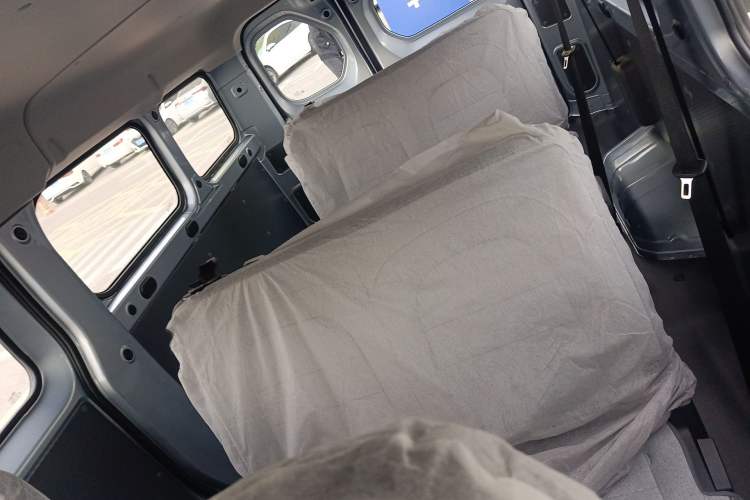 Used Wuling Yangguang 2024 300KM Comfort Version Passenger Van 75kW Left Rear Seat