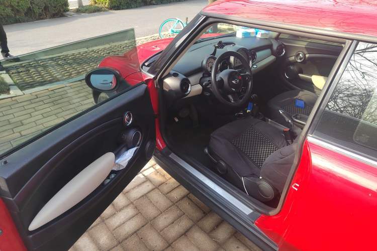 Used MINI 2011 1.6L ONE
