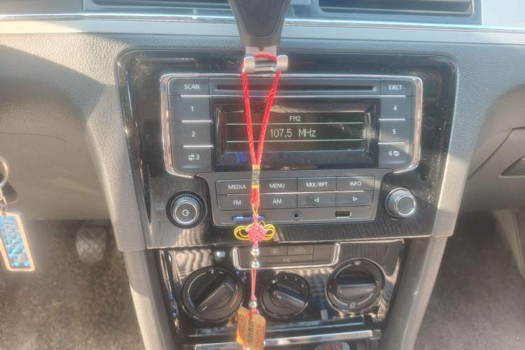 Used Volkswagen Bora 2014 1.6L Manual Fashion Edition Audio And AC Panel