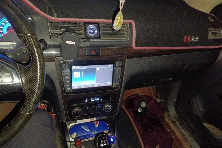 Used Dongfeng Fengon 370 2016 1.5L Manual Luxury 7-Seater Audio And AC Panel