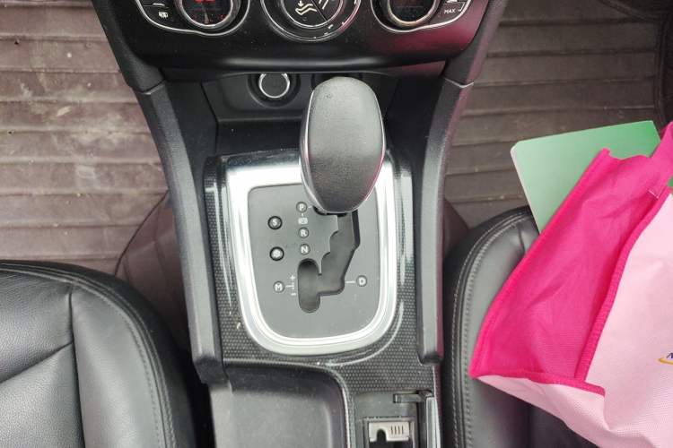 Used Citroen C4L 2013 1.8L Automatic Jingzhi Edition Gear Lever