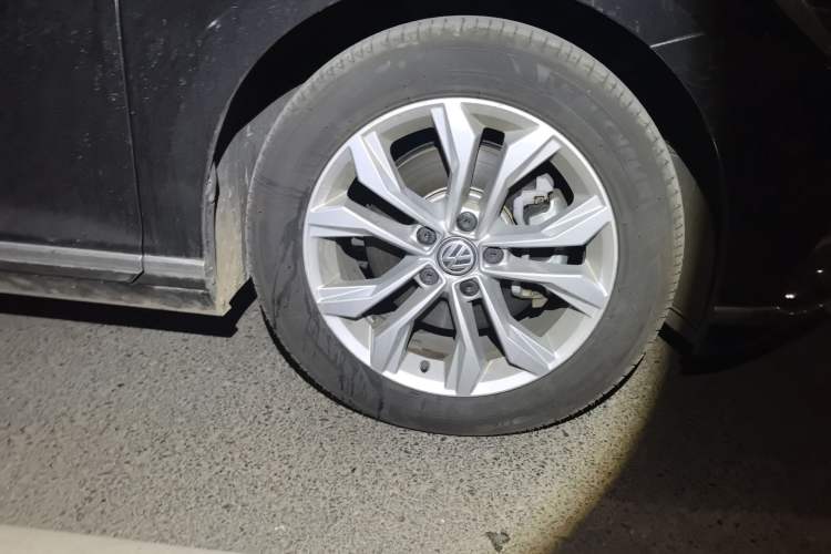 Used Volkswagen Magotan 2019 330TSI DSG Luxury Version China VI Standard Right Front Wheel Hub