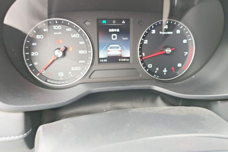 Used Roewe i5 2020 1.5L Manual 4G Connect Leehao Flagship Edition Odometer Close Up
