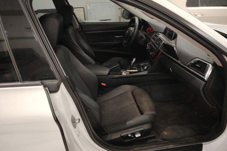 Used BMW 3 Series GT 2019 320i Sport Edition Right Front Seat